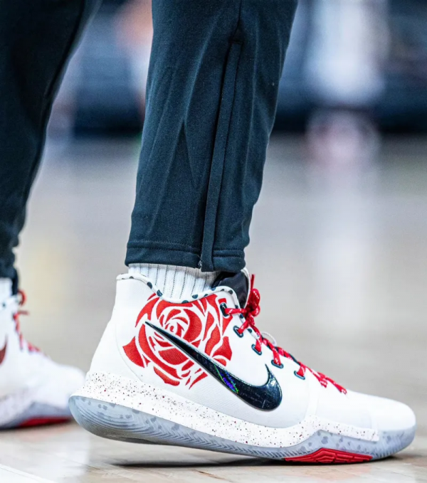 歐文復出！上腳第3代簽名鞋，科比配色加持，師弟上腳AND1搶風頭