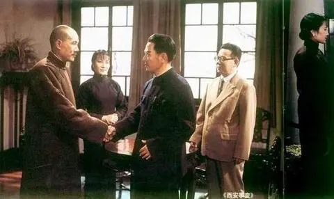 西安事變中,蔣介石摔傷,其兄驚嚇而死,張學良後來仍陪其回南京 西安事變中,蔣介石摔傷,其兄驚嚇而死,張學良後來仍陪其回南京