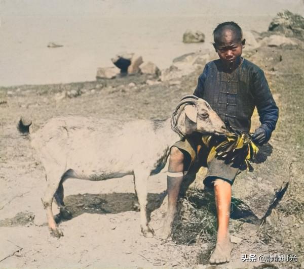 晚清老照片:老農到處拾糞,孔子後代與洋人喝酒,寶劍比人還要高 晚清老照片:老農到處拾糞,孔子後代與洋人喝酒,寶劍比人還要高