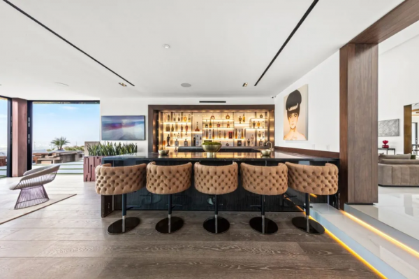 售價5.5 億的別墅，耗時7年重建，升降 DJ 臺把豪宅氛圍拉滿