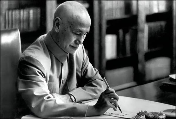 運鈔機墜毀，十萬銀圓從天而降，村民哄搶過後，結局怎麼樣？