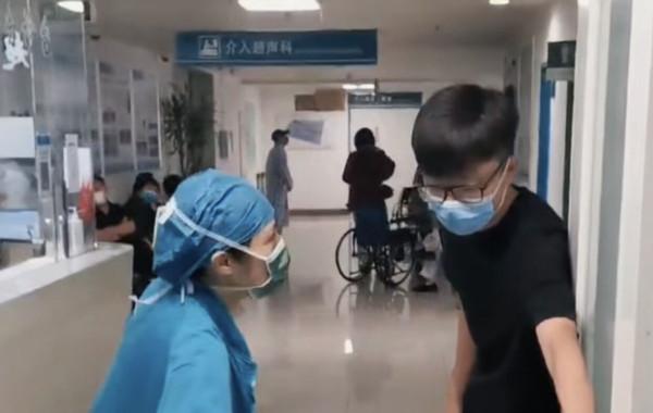 主持人李彬在醫院過節，進手術室前給自己打氣，兒子在旁貼身照顧