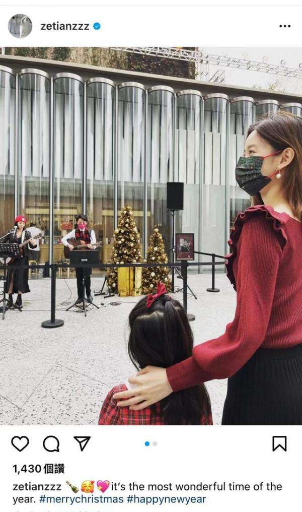 93年的章澤天曬和5歲女兒的合影，母女好似姐妹，真的讓人羨慕