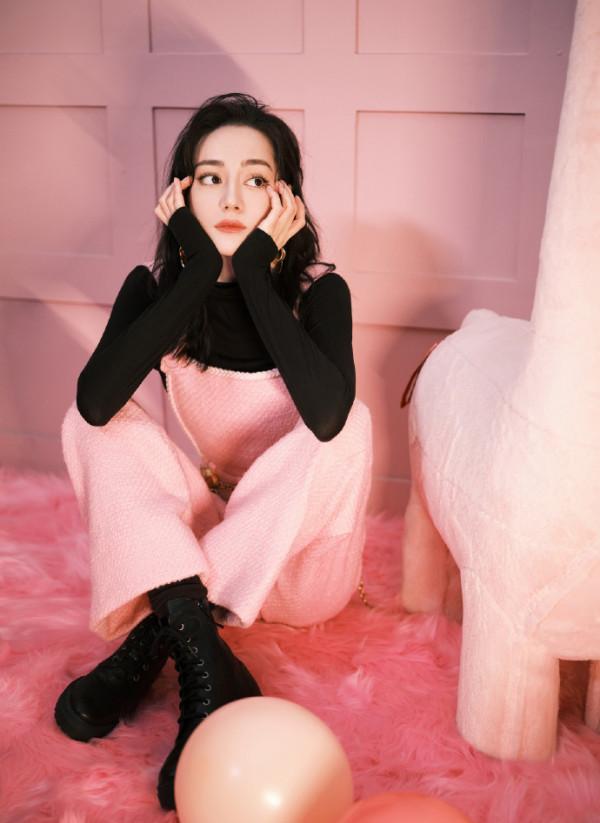 又被圈粉了！迪麗熱巴穿粉揹帶褲甜酷可愛元氣足