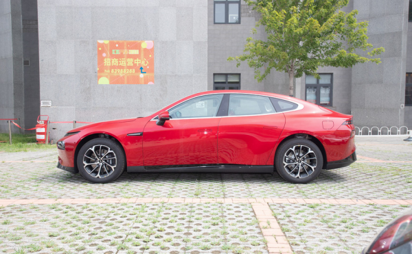 國產小鵬P7,續航里程670公里,價格位元斯拉Model3低 國產小鵬P7,續航里程670公里,價格位元斯拉Model3低