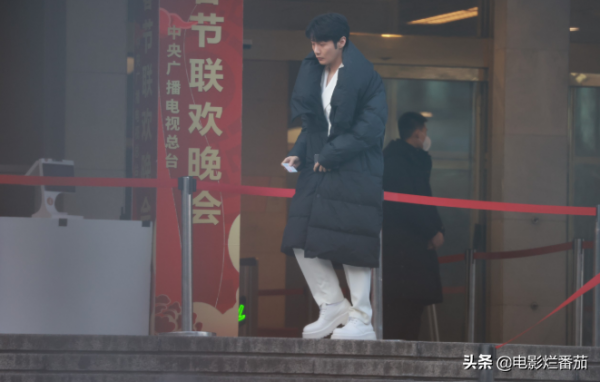 春晚四次聯排：趙麗穎一笑迷人，張小斐美目顧盼，朱一龍走路生風