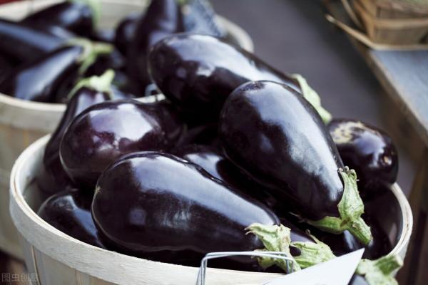 炒茄子時,不要直接下油鍋,多加1個步驟,炒茄子不費油更入味 炒茄子時,不要直接下油鍋,多加1個步驟,炒茄子不費油更入味