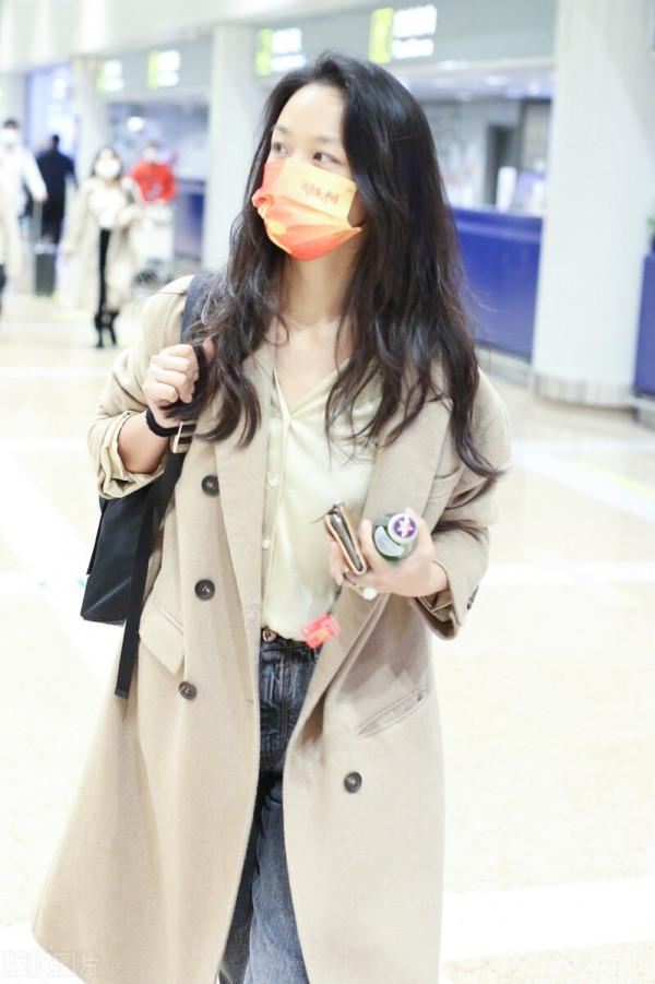 湯唯穿駝色呢子大衣搭配卷邊牛仔褲,腳踩黑色短靴簡約大氣 湯唯穿駝色呢子大衣搭配卷邊牛仔褲,腳踩黑色短靴簡約大氣