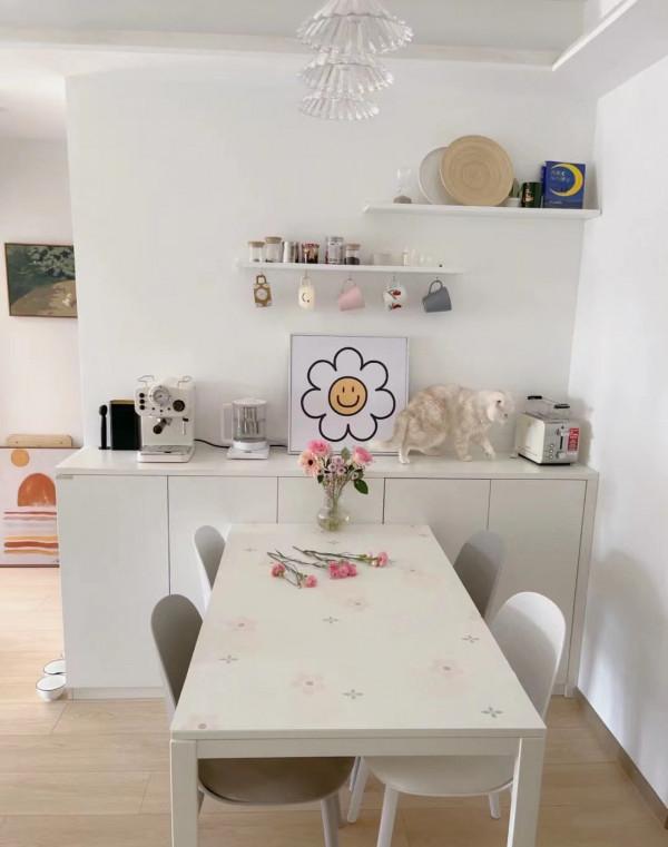 她家只有55平米，全屋裝修成大白牆，陽臺做拱門，鄰居都直呼好看