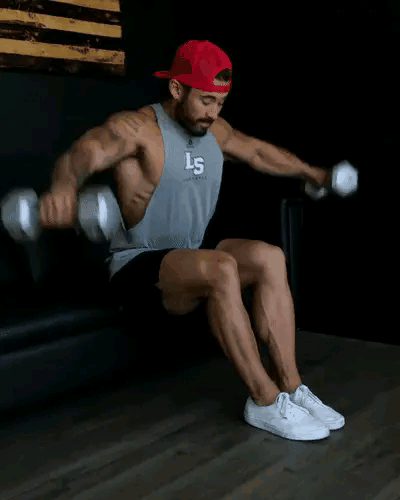 如何把肩練寬？6個動作讓三角肌協調發展，練出寬厚的膀