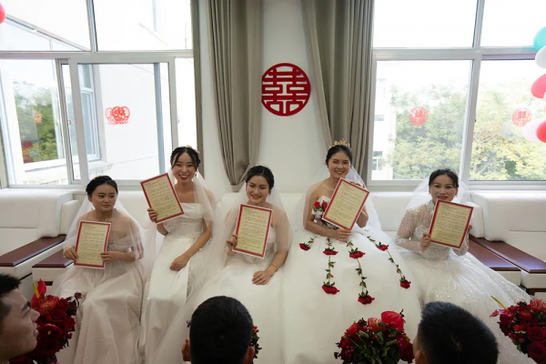 浪漫軍婚:軍車當婚車,嫁人就嫁軍隊好兒郎 浪漫軍婚:軍車當婚車,嫁人就嫁軍隊好兒郎