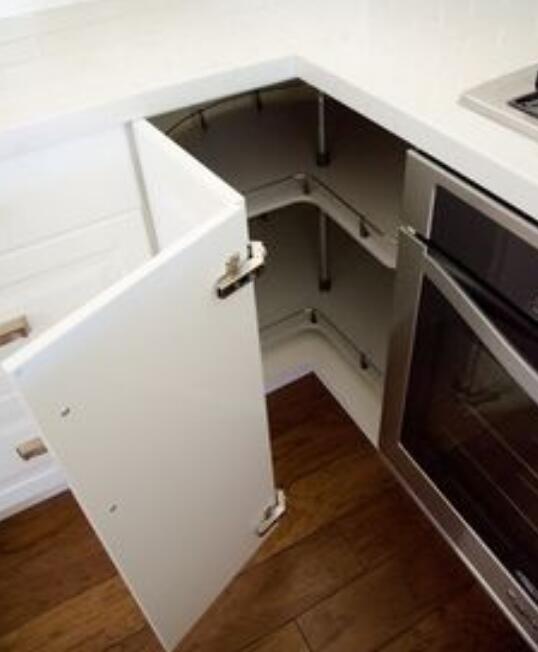 鄰居家櫃子裝摺疊門，說很省空間，開合方式隨意選擇，想拆了重灌