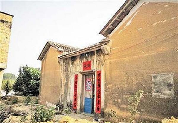 18歲農村娃考上北大，全村湊錢贈路費，百億身價後送每戶村民別墅