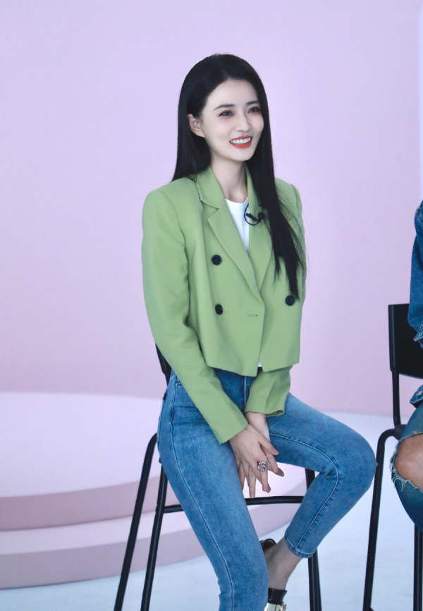 徐璐機場生圖曝光，看到她無濾鏡下的真實腿型，這誰誇得出口