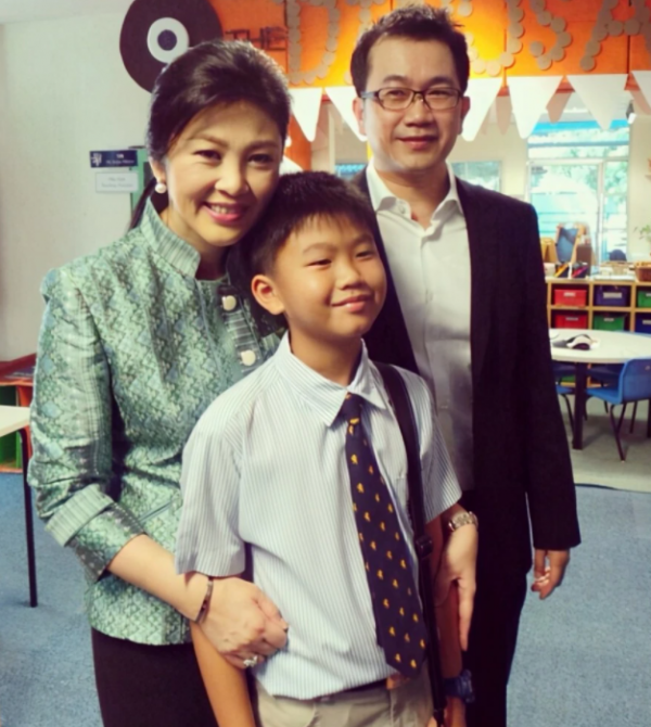 54歲英拉好福氣：相伴25年的男友在家等她，長兄如父護她半生周全