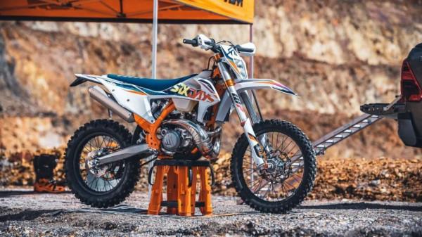 2022 款 KTM EXC 六日版釋出,售價9萬多依舊無法上牌 2022 款 KTM EXC 六日版釋出,售價9萬多依舊無法上牌