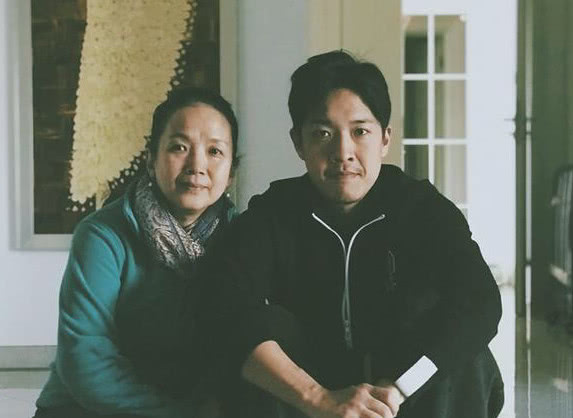 呂麗萍與31歲的兒子母親同框，減肥後的張博宇與張豐毅神似