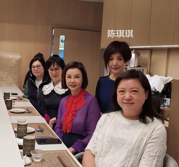 許冠文攜妻參加聚會,結婚49年仍恩愛,霍英東兒媳息影40年罕露面 許冠文攜妻參加聚會,結婚49年仍恩愛,霍英東兒媳息影40年罕露面