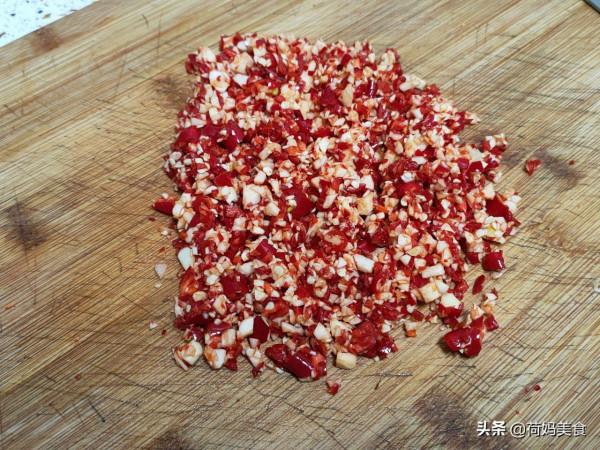 降溫了，在家秘製一鍋魚頭煲，鮮香入味又下飯，上桌夫妻倆搶著吃