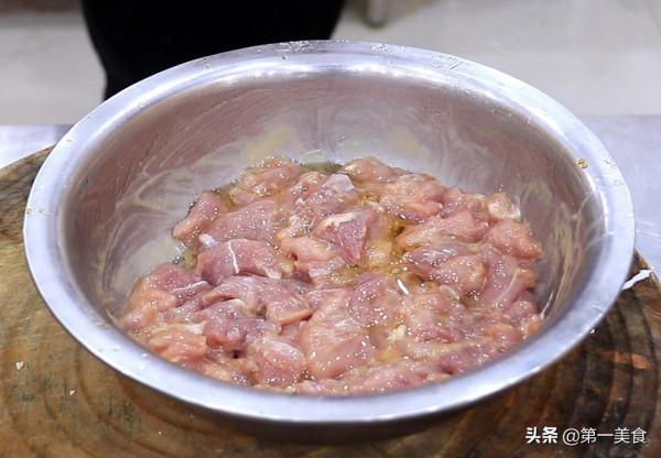 水煮肉片原來這麼簡單，學會這幾個技巧，肉片鮮嫩入味，香辣過癮