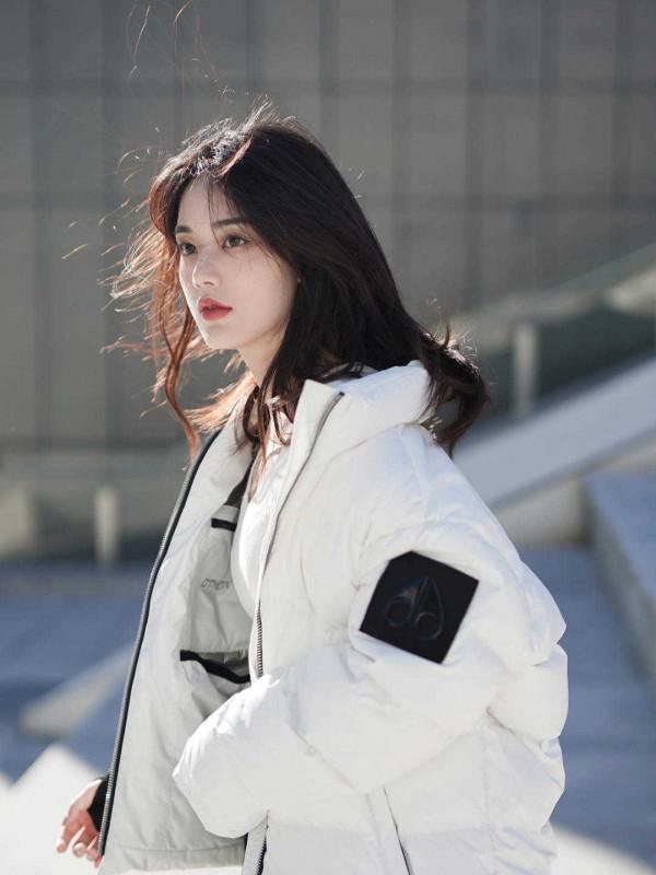 冬天造型不全是沉悶的！學會“上淺下深”的穿法，明豔又減齡