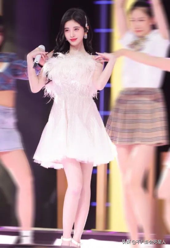 這些女星在紅毯像個笑話!身材一般,卻努力凹造型,自曝缺點 這些女星在紅毯像個笑話!身材一般,卻努力凹造型,自曝缺點