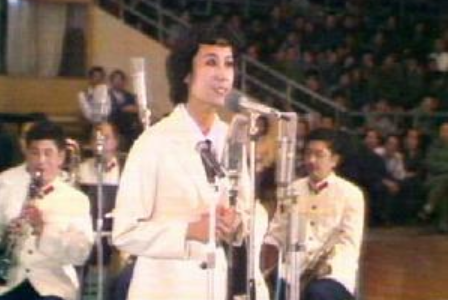 《軍港之夜》蘇小明：23歲一夜爆紅，巔峰時遠走法國，如今怎樣了