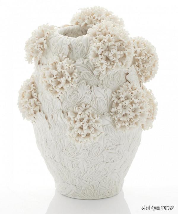 手工雕刻的精緻的花葉包裹著瓷器