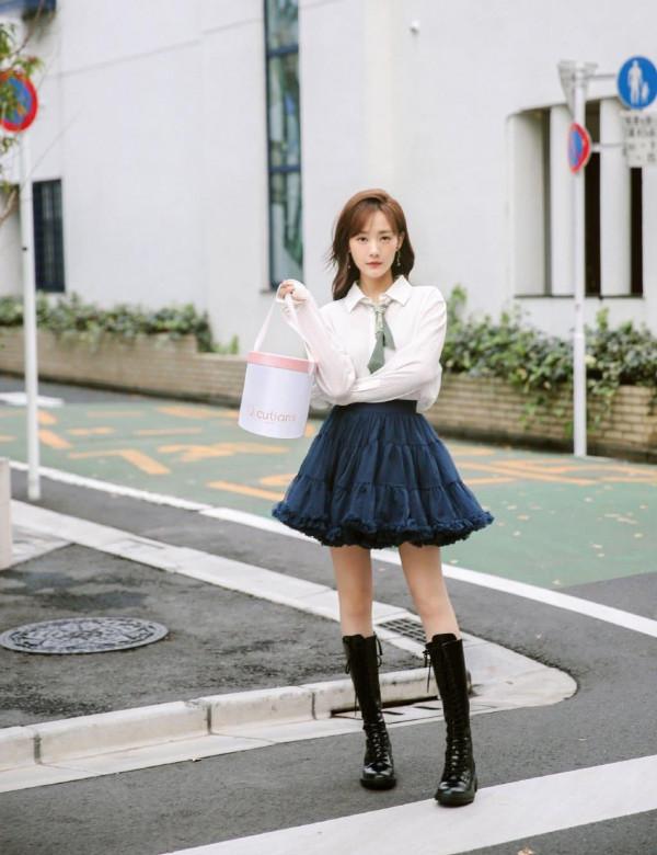 李一桐太甜美了，一身打扮盡顯完美身材，網友：嬌嫩似大一新生