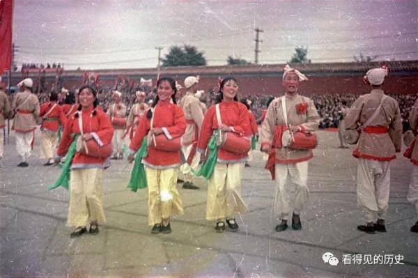 彩色老照片 1949年開國大典 天安門廣場上扭起了大秧歌