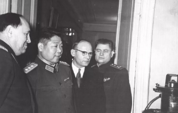 紅軍時期，陳錫聯繳獲一堆金磚，拿了幾塊去墊床，剩下的扔進茅坑