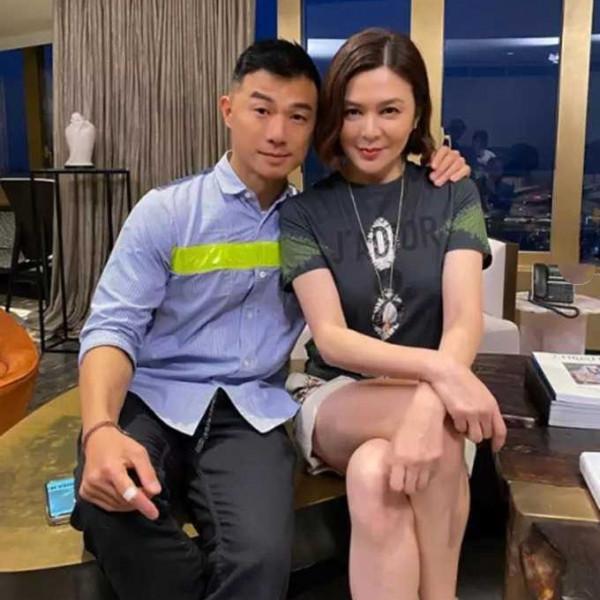 關之琳跟路人合影，穿牛仔褲塞衣比年輕人還時髦，體態氣質端莊