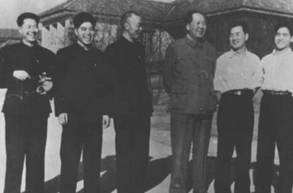 50年警衛員孫勇陪毛主席散步時，因何事主席笑著說：我給你當衛士