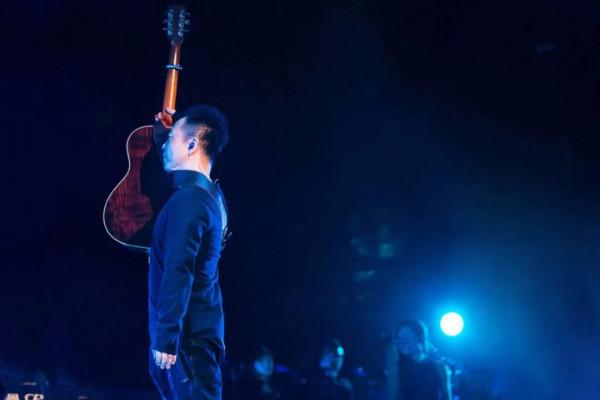 許巍：一首《執著》藏盡了不甘，52歲的他為何被稱為許少年？