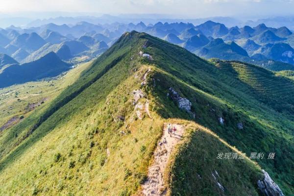 閒登廣東莫六公頂，在絕美山脊線俯瞰千座秀麗喀斯特峰叢