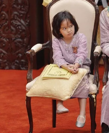 馬來西亞10歲公主：包子臉大眼睛嘟嘴好可愛，比夏洛特還討人喜歡
