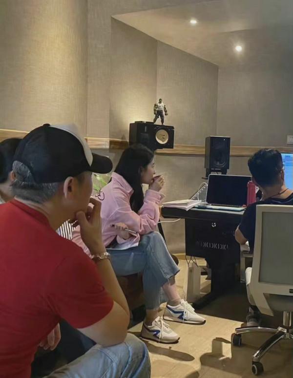 劉亦菲私下真接地氣！路透圖穿衣低調隨性，純素顏示人太有底氣了