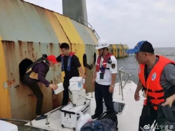 當中年男人決定去騎摩托