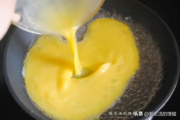 我家炒雞蛋,從來不用油,半碗清水一倒,3分鐘出鍋,愛吃也不胖 我家炒雞蛋,從來不用油,半碗清水一倒,3分鐘出鍋,愛吃也不胖