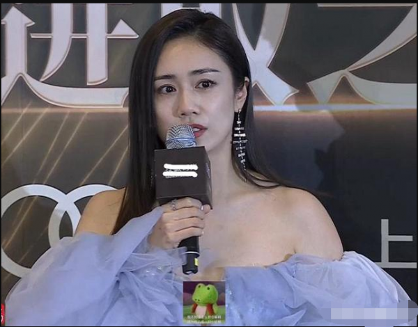 時尚盛典主持人與胖瘦槓上了，Baby太瘦阿嬌太胖，還有人直接摔倒