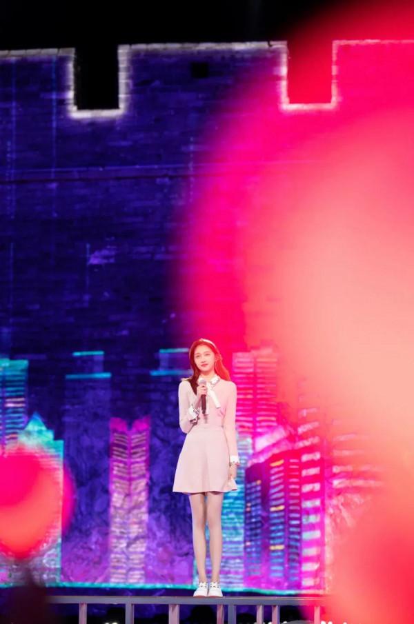 關曉彤跨年晚會造型有多好看