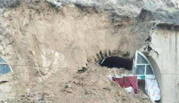 母親徒步三千里，肩背手推兩個癱瘓女兒尋醫，走了整整五年去北京