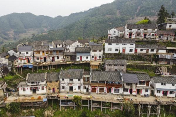 俗話說“造屋不造山脊首”,這座村莊為何偏建在險峻的山脊上? 俗話說“造屋不造山脊首”,這座村莊為何偏建在險峻的山脊上?