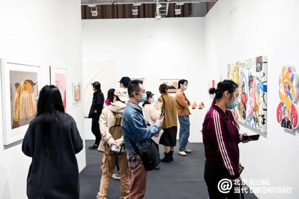 鳳凰藝術 每週藝聞 | 班克斯的畫又被碎了一次 阿布拉莫維奇新作亮相