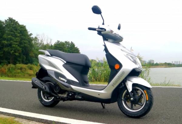 7980元起售,豪爵套娃踏板UCR100:油耗2升,配CBS,適合通勤代步 7980元起售,豪爵套娃踏板UCR100:油耗2升,配CBS,適合通勤代步