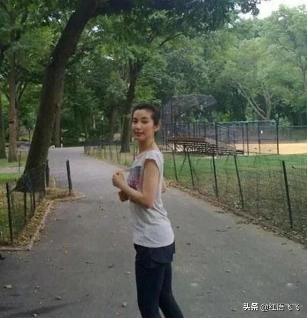 李冰冰跑步被拍,素顏出油面板鬆垮,穿健身褲連臀型也不遮一下 李冰冰跑步被拍,素顏出油面板鬆垮,穿健身褲連臀型也不遮一下