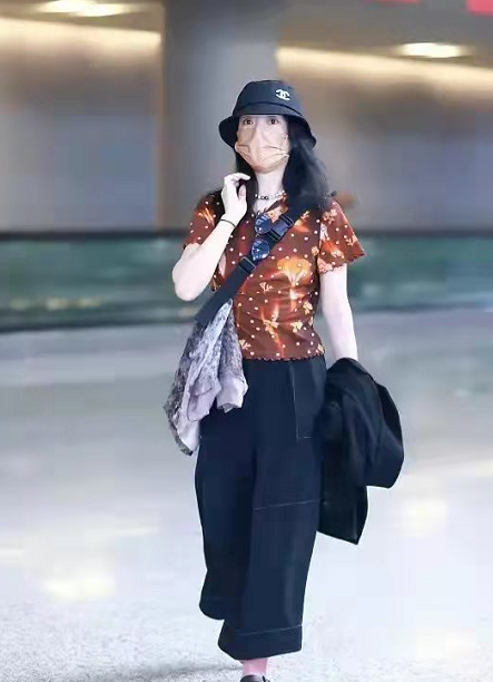 真巨星一點沒包袱!周迅穿休閒裝走機場,粉襪子套涼鞋竟然不土? 真巨星一點沒包袱!周迅穿休閒裝走機場,粉襪子套涼鞋竟然不土?