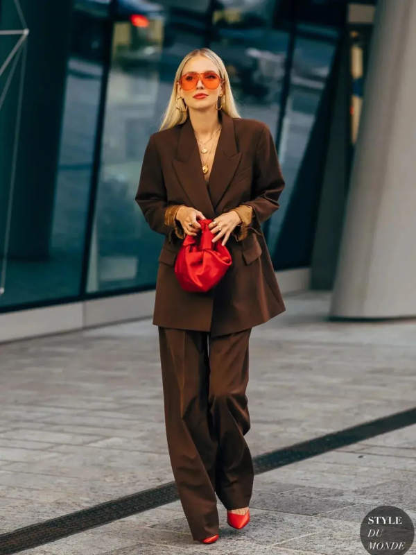 克萊因藍過時了？2021年的4個秋冬流行色，顯白又高階