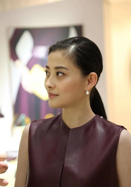 梅婷寶刀不老,難駕馭的直筒皮裙都能穿出貴婦感,中間開縫很個性 梅婷寶刀不老,難駕馭的直筒皮裙都能穿出貴婦感,中間開縫很個性