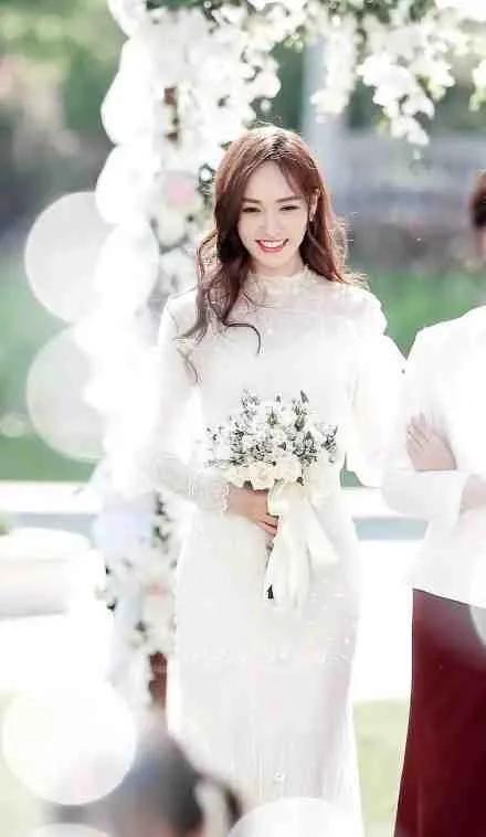 眾女神的劇中的新娘，身披婚紗美麗恬靜，眼中盡是柔情